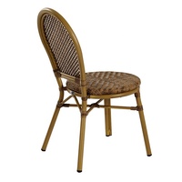 de salle à manger brun français moderne en aluminium et osier pour patio, chaises de bistrot en rotin pour café et jardin.