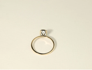 Bague de fiançailles solitaire en or éco-responsable avec diamant de laboratoire ou naturel de 1 carat E VS, sertie clos en or, pour mariée - Product Image 3