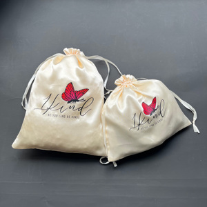 Bolsa de satén color marfil personalizada con cordón, bolsa guardapolvo de satén blanco roto con logotipo impreso a color y patrón de mariposa para empaque de joyería - Product Image 2