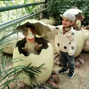 Œuf <span class=keywords><strong>de</strong></span> <span class=keywords><strong>dinosaure</strong></span> animatronique grandeur nature <span class=keywords><strong>qui</strong></span> éclosionne <span class=keywords><strong>dans</strong></span> un œuf en fibre <span class=keywords><strong>de</strong></span> verre, décorations <span class=keywords><strong>de</strong></span> parc à dinosaures pour enfants prenant des photos - Product Image 1