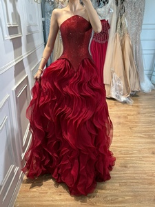 Abito da sera formale senza spalline Serene Hill LA73852 bordeaux, abito lungo in organza con volant ondulati 3D, per invitati a matrimoni - Product Image 2