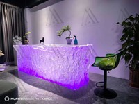 Comptoir de bar lumineux LED personnalisé, résine translucide, texture de glace, table de DJ scintillante, réception d'hôtel de luxe, design de bureau