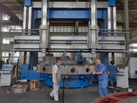 Torno Vertical CNC de Diseño Compacto para Trabajos de Precisión en la Torneado de Bridas de Bujes de Diferentes Diámetros en Salas de Herramientas