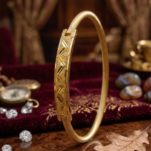 DIVYORO Bracelet élégant pour femme en or plaqué or avec finition texturée en chevron, bracelet de créateur pour mariage ou anniversaire - Product Image 1