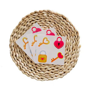 Venta al por mayor de <span class=keywords><strong>tatuajes</strong></span> <span class=keywords><strong>personalizados</strong></span> populares <span class=keywords><strong>para</strong></span> el Día de San Valentín <span class=keywords><strong>parejas</strong></span> amantes arte corporal <span class=keywords><strong>tatuajes</strong></span> temporales amigables con la piel <span class=keywords><strong>para</strong></span> brazos - Product Image 1