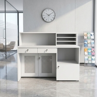 Comptoir de réception moderne en cuir blanc avec armoire de rangement, comptoir carré pour salon de manucure, design épuré pour bureau et salon