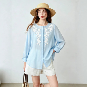 Blusa de Cuello Redondo Azul Claro Estilo Francés para Mujer, Blusa Holgada con Bordado Floral, Manga Larga, Protección Solar - Product Image 1