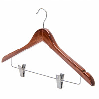 Cintres en bois massif en gros pour magasins de vêtements, ensembles de cintres multifonctionnels, pinces de style hôtelier, modernes, sans couture et antidérapants