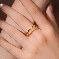 FUAMAY Einfacher Premium S925 Sterling Silber 18k Vergoldeter Wellenförmiger Geschlossener Verlobungsring für Damen und Mädchen