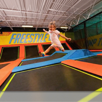 Parc de trampolines intérieur commercial pour enfants et adultes, centre de divertissement et d'exercice en libre style avec fosse à mousse et obstacles ninja