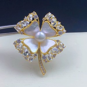 Broche de Trébol de Cuatro Hojas de Oro y Plata al por Mayor con Perla Natural de Agua Dulce, Joyería de Moda, Disponible para Venta al por Menor - Product Image 5