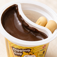 Gobelet de 15g de chocolat à tremper avec bâtonnets de pain croustillants pour l'affichage en magasin et les groupes de supermarchés