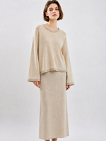 Ensemble deux pièces en maille de luxe scintillant pour femme, pull col rond beige et jupe longue, tenue élégante et discrète de luxe discret