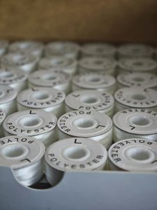 Bobines en polyester blanc de style 70D/2 \ "L \" de haute qualité pour Machines à coudre motif haute ténacité teint en gros - Product Image 5