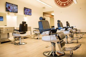 FengSheng Ensemble de chaises de barbier de luxe marron Ensemble de meubles de salon de barbier vintage doré pour hommes salon de barbier - Product Image 6