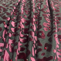 Strass de cristaux rouges scintillants de style personnalisé incrusté sur tissu de maille de polyester avec imprimé léopard en velours