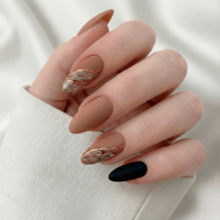 Ongles press-on en amande brun mat style français avec accents dorés, en ABS, certifiés CE, 24 pièces