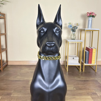 Liefhebber van muziek, thuis, woonkamer, hondenbeeldje, levensecht Doberman Pinscher ornament in hars