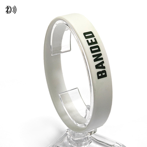 얇은 <span class=keywords><strong>NFC</strong></span> 팔찌를 착용하기 편한 공장 가격 NTAG213 NTAG215 NTAG216 RFID 실리콘 팔찌 - Product Image 2