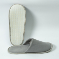 Chaussons d'hôtel jetables écologiques portables en gros, chaussons d'hôtes à bout fermé, en coton gaufré doux, en polaire, couleur personnalisée