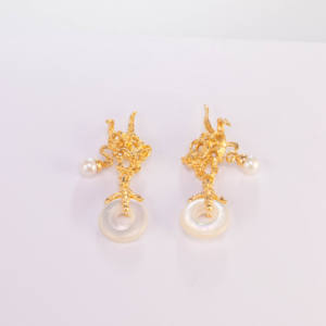 ต่างหูแบบคลาสสิกชุบทองคำ 24K สำหรับผู้หญิง ประดับมุกน้ำจืดทรงบาร็อค เม็ดใหญ่ ได้รับการรับรอง เหมาะสำหรับเป็นของขวัญในโอกาสวันครบรอบ - Product Image 4