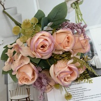 Panier de roses artificielles multicolores en forme de boule