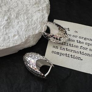 Boucles d'oreilles rétro françaises en argent pur S925, design incurvé à sequins effet glace pilée, avec un éclat unique et tendance - Product Image 4