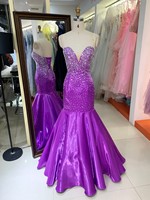 Robes de bal 2026 en satin, robe de soirée noire pour filles, sexy, avec strass fuchsia, taille haute naturelle, perles, écologique, traîne