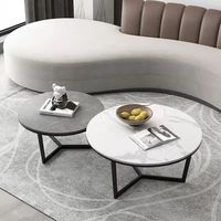 Ensemble de tables basses gigognes au design minimaliste moderne, plateau en pierre frittée durable, structure en fer, hauteur réglable, gain de place