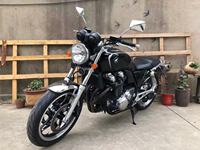Hondaa CB1100 - une moto de rue rétro à quatre cylindres par Hondaa