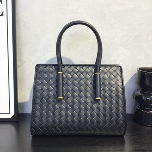 กระเป๋าหนังแท้ถักทอปี 2026 กระเป๋าถือหนังวัวถักมือ  กระเป๋าโท้ทขนาดใหญ่  กระเป๋าสะพายไหล่แบบมินิมอลสำหรับผู้หญิง - Product Image 1