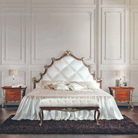 Lit King Size Classique de Luxe avec Tête de Lit Capitonnée Blanche, Décor Doré Sculpté sur Bois, Ensemble de Chambre à Coucher avec Armoire à 6 Portes