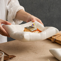 Assiette carrée en céramique de forme oreiller, 6/8 pouces, blanche, artistique, haut de gamme, avec logo personnalisé INS, pour la maison, le restaurant, l'hôtel