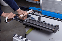 Machine à chantourner les bords KDT KE-493ZU (40), avec support d'alimentation, stable et efficace, répondant à des besoins variés.