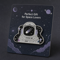 Broche personnalisée en métal argenté pour émail souple, motif casque d'astronaute, visière, ciel étoilé et paillettes spatiales