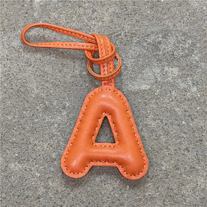 <span class=keywords><strong>Luxe</strong></span> fait à la main cousu véritable agneau cuir sac breloques Alphabets lettre porte-clés accessoire breloque initiale un pendentif cadeau pour les femmes - Product Image 2