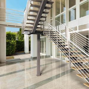 Scala a chiocciola elicoidale personalizzata di facile installazione per ville e ambienti commerciali, con gradini in legno per interni ed esterni. - Product Image 6