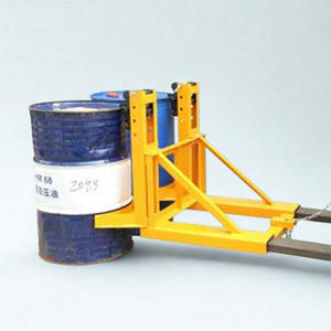 Accessoire de levage de fûts monté sur chariot élévateur pour la manipulation, le levage et le transport sécurisés des fûts d'acier. - Product Image 3