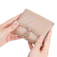 Dompet Wanita Kecil PRETTYZYS Terbaru Bahan Kulit PU Berkilau dengan Logo Merek Cetak Embos dan Desain Lengkung