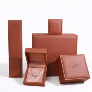 Boîte à bijoux de mariage de luxe rigide en cuir avec couvercle rabattable, insert en velours, logo personnalisé en creux, vente en gros - Product Image 1