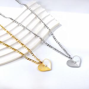 Conjunto de Collar de Moda con Colgante de Corazón de Dos Tonos en Acero Inoxidable Chapado en Oro de 18K y Cadena de Eslabones con Circonitas para Mujer - Product Image 3