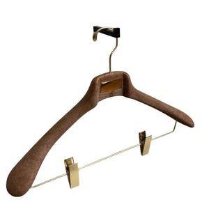 Cintres <span class=keywords><strong>de</strong></span> magasin <span class=keywords><strong>de</strong></span> vêtements avec logo personnalisé en bois massif Costumes sur mesure à un niveau pour <span class=keywords><strong>la</strong></span> couture MTM pour garde-robe ou salle <span class=keywords><strong>de</strong></span> bain - Product Image 4