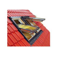 Puits de lumière en bois isolé avec revêtement en aluminium, cadre en alliage d'aluminium, ouverture automatique, design moderne pour l'éclairage naturel des greniers de villas