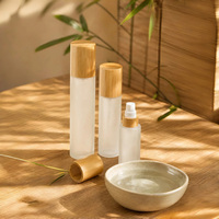 Botol Kaca Buram Transparan dengan Tutup Semprot Bambu Bentuk Pipih Kemasan Kosmetik untuk Air Esens Tersedia dalam ukuran 15ml 30ml 50ml