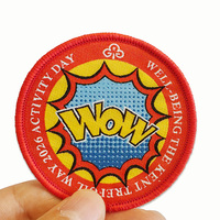 Badges tissés personnalisés avec bordure sur mesure, adaptés à divers thèmes d'événements commémoratifs