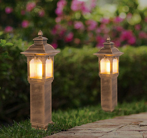 Farol de Jardín de Bronce para Exteriores con Luz LED de 2700K, IP66, Alimentación CA, Pantalla de Vidrio, Luz Blanca Cálida, Sensor de Movimiento, Regulable - Product Image 2
