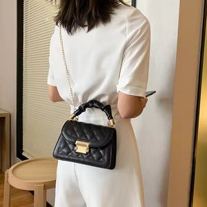 Sac bandoulière tendance en PU pour femme, style coréen, collection hiver 2022, petit format carré, avec chaîne, très populaire sur internet - Product Image 4