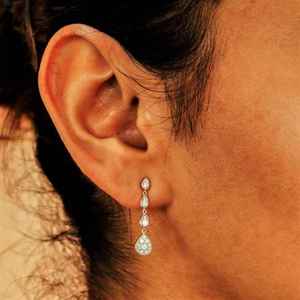 Boucles d'oreilles pendantes Elvora Gems pour femme en or 14 carats avec diamants en forme de goutte, style Art Déco, pavé de pierres en forme de poire, 2,41 g (paire), 32 pierres, 0,55 ct - Product Image 2