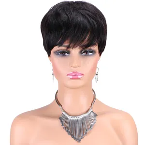 Vente en gros perruques coupe Pixie perruque courte synthétique avec frange sans colle couches perruques ondulées pour les femmes