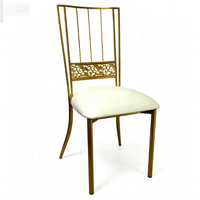 Chaise de luxe en acier doré avec dossier sculpté en filigrane et assise en cuir blanc – Mobilier moderne pour événements